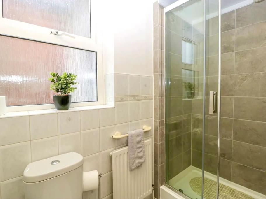 Homely 4 Bedroom Large House Inc Free Parking - Great Location - Fast Wifi - Smart Tv - Sleeps Up To 7! Close To Bournemouth & Poole Town Centre & Sandbanks Exterior foto